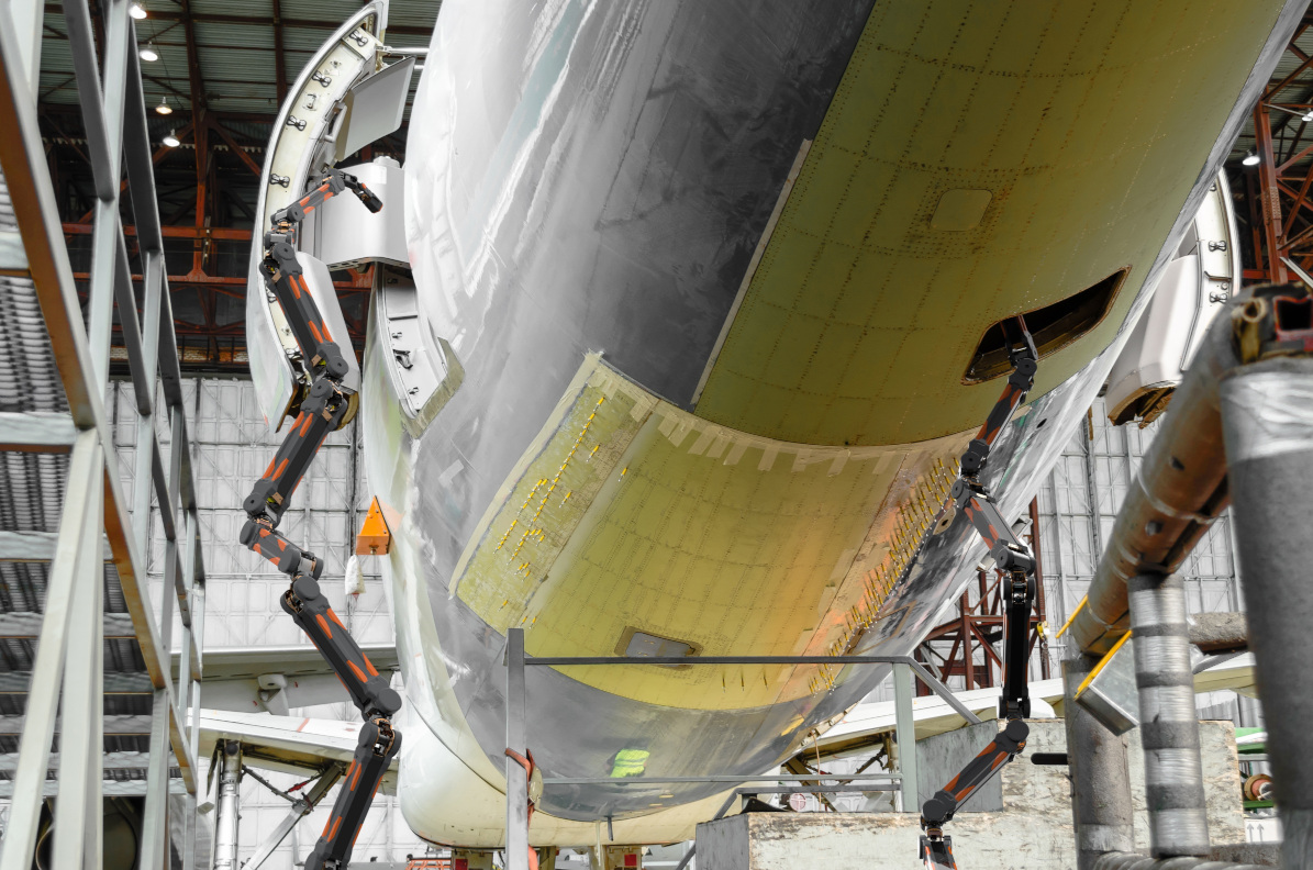 「Float Arm(フロート・アーム)」の使用イメージ:航空機検査(左)、化学プラント検査とデジタルツイン(右)