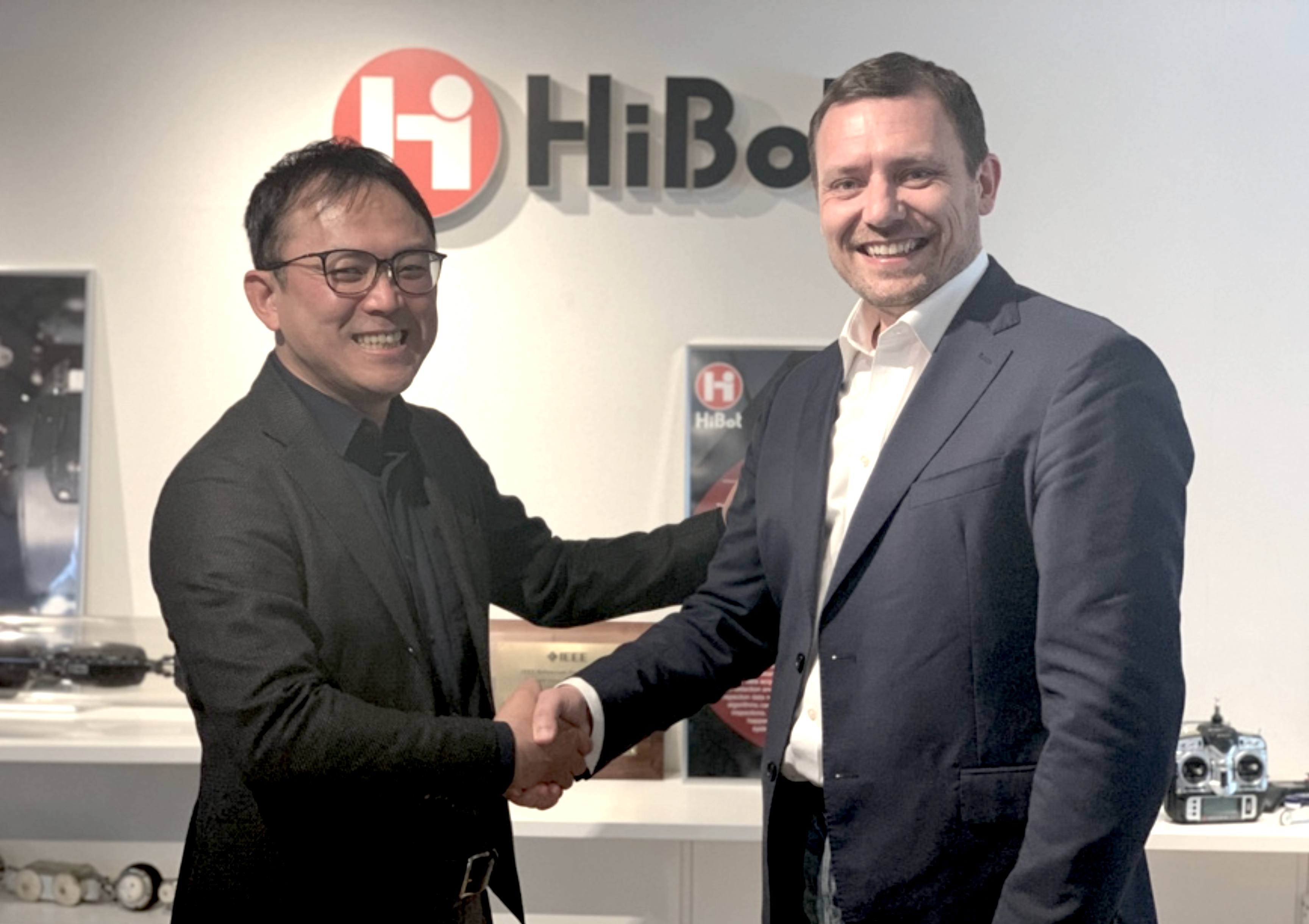 Hiroyuki Okada, CEO of Mirai Souzou (left) and Michele Guarnieri, CEO of HiBot (right)